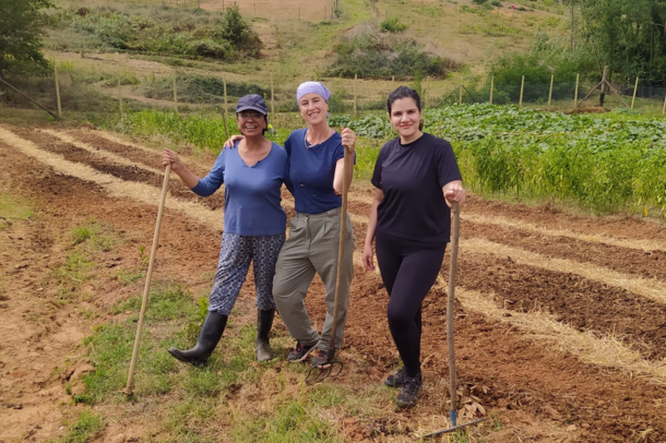 Da sinistra a destra: Vicky, Tamara e Simin nell'orto di Govardhan